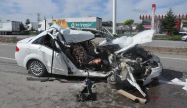 Korkunç Kaza: Otomobil Kamyonla Çarpıştı, 1 Ölü 1 Yaralı!