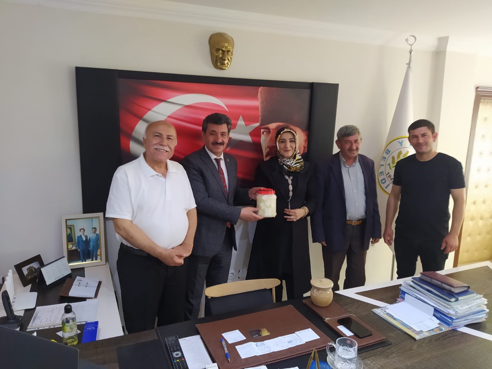 Yerköy Belediye Başkanı Ferhat Yılmaz, çanak peyniri üreticilerini makamında ağırladı.