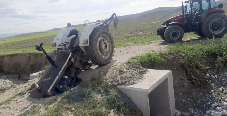 Susuz köyünde meydana gelen traktör kazası ucuz atlatıldı