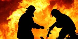 Samsun’un Tekkeköy ilçesinde, seyir halindeki bir otomobil motor kısmından çıkan