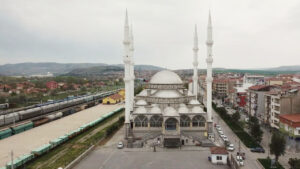 Cuma günü geldiğinde, kalplerimizde huzurun ve sevginin coşkusunu hissederiz. Hayırlı