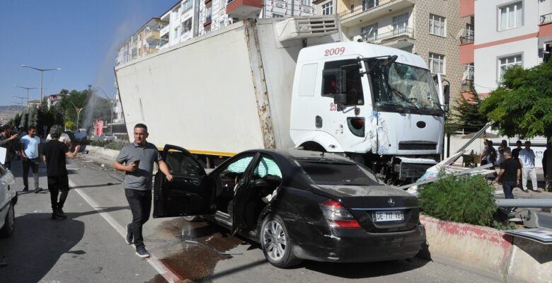 Yerköy’de freni patlayan kamyon 8 araca çarptı: 3 yaralı