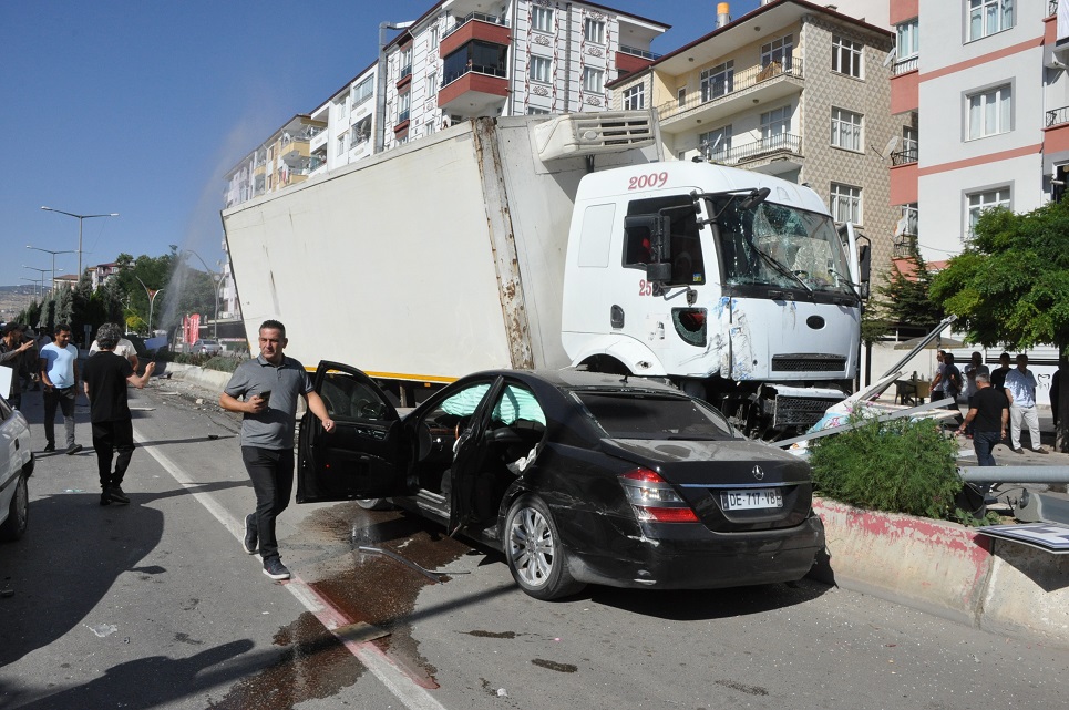 Yerköy ilçemizde, freni patlayan kamyonun park halindeki ve trafik ışıklarında bekleyen 8