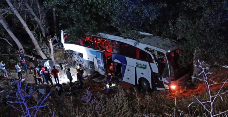 Otobüs kazasında:12 kişi hayatını kaybetti, 19 kişi yaralandı