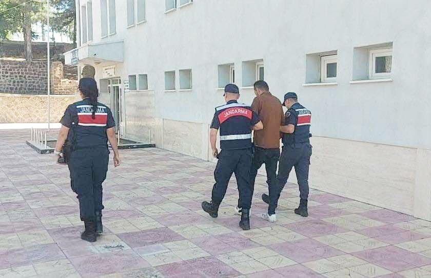 Aranan 4 firari hükümlüyü yakaladı Yozgat Jandarması, aranan 4 firari hükümlüyü yakaladı. Yozgat İl Jandarma