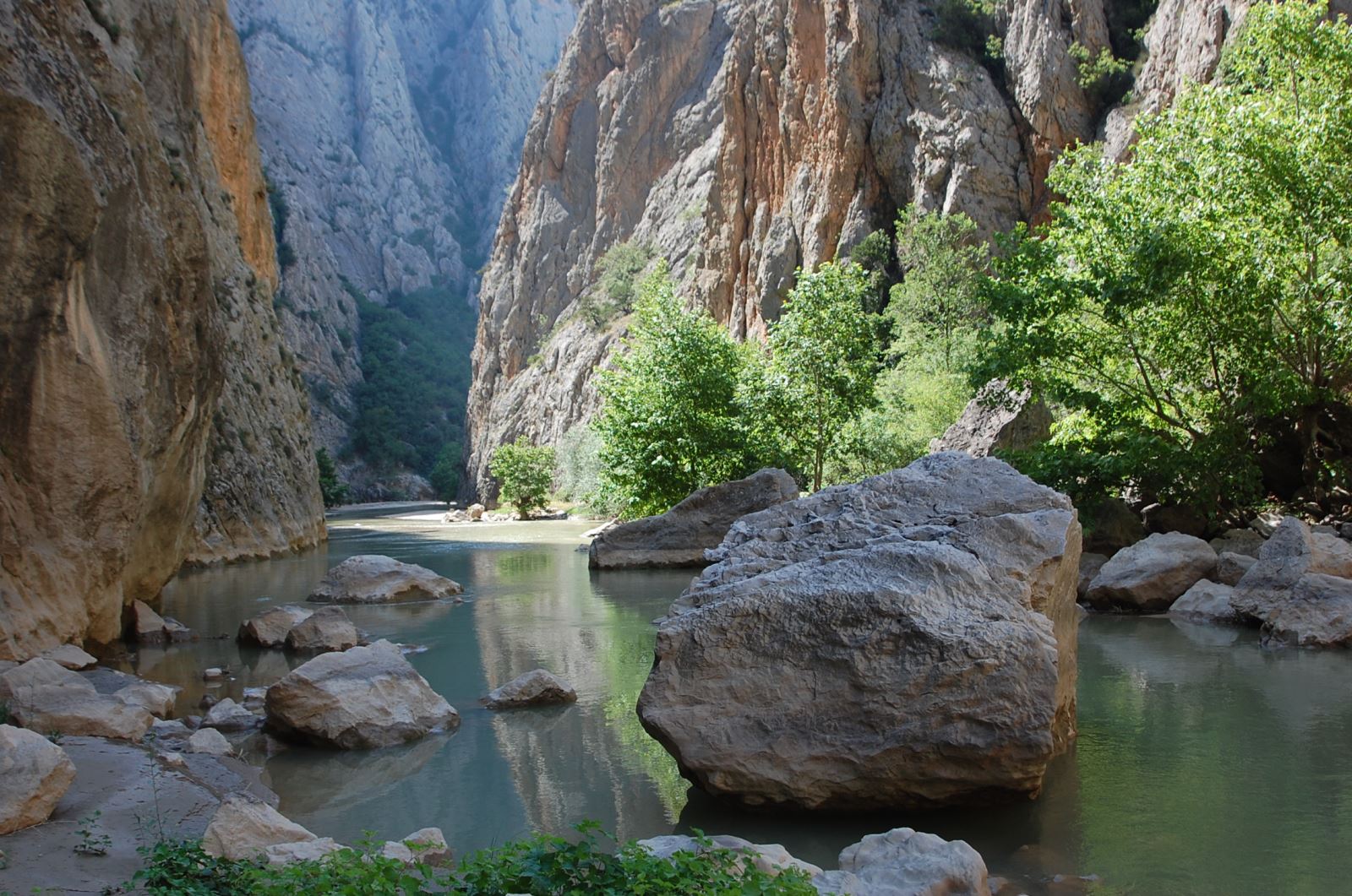 YOZGAT’IN SAKLI CENNETİ Yozgat Valiliği paylaştı; Aydıncık ilçesinde bulunan büyülü kanyon, içindeki eşsiz