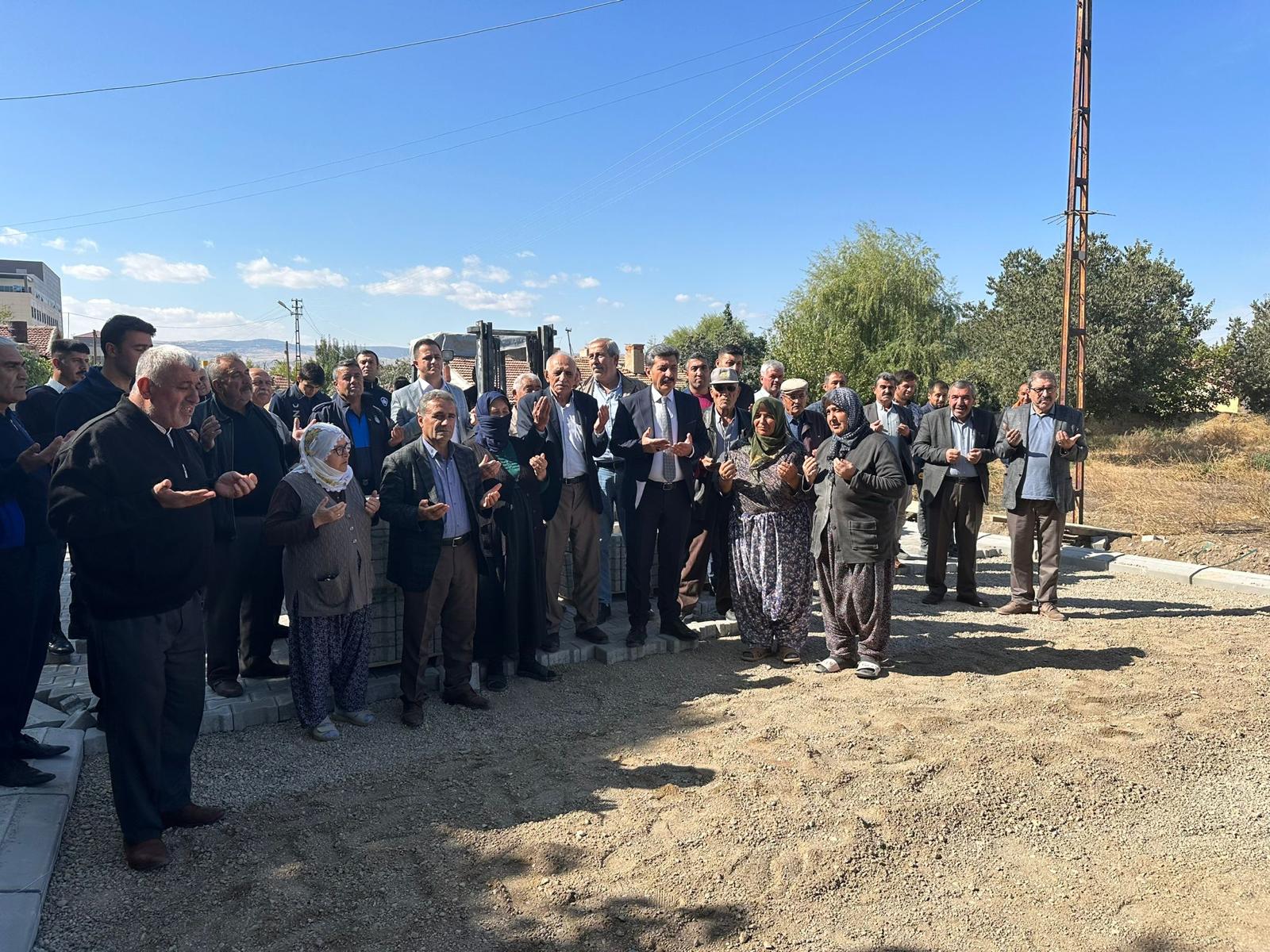 Yıl Mahallesi’nde yol yapım çalışmalarının aralıksız devam ettiğini belirten Yerköy