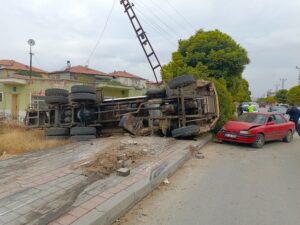 Yerköy’de su tankeri direksiyon hâkimiyetini kaybederek önce seyir hâlindeki otomobile