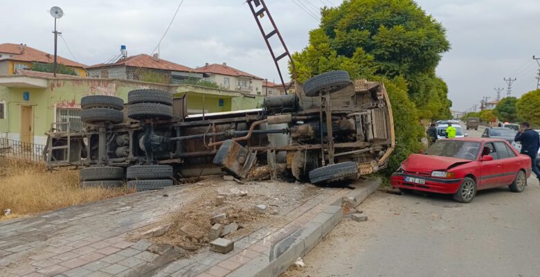 Yerköy’de su tankeri direksiyon hâkimiyetini kaybedince kaza yaptı