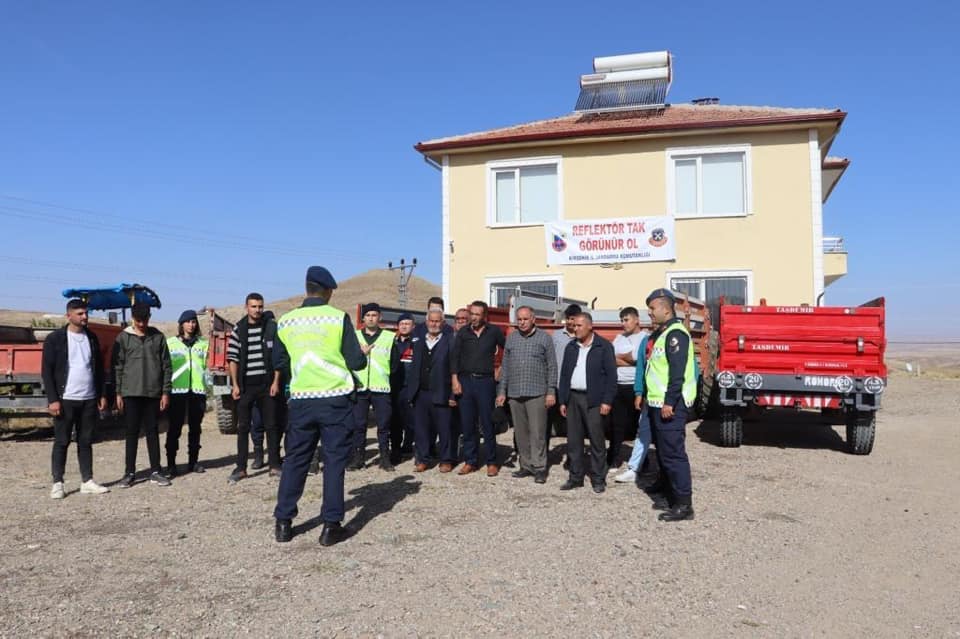 Çiçekdağı İlçe Jandarma Komutanlığı, traktör kazalarının önlenmesi amacıyla “Reflektör Tak,