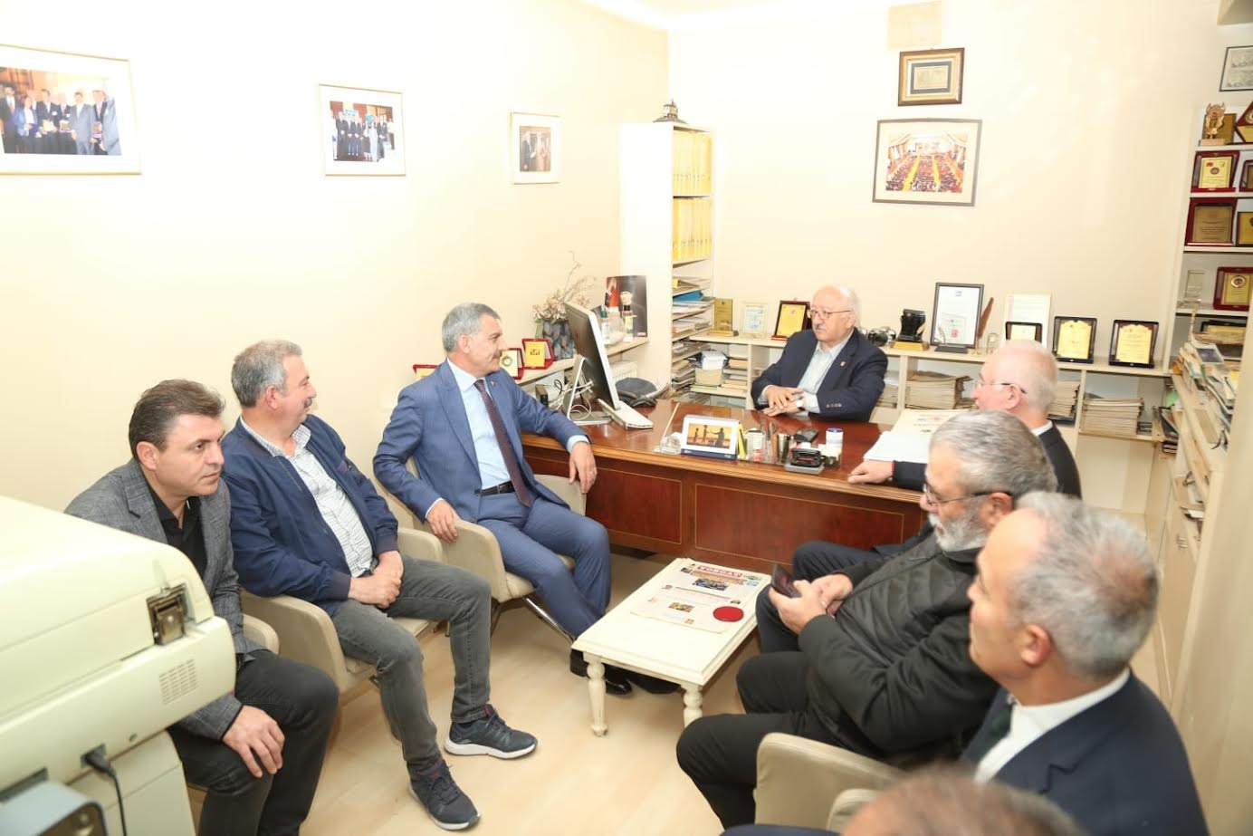 Yozgat Valisi Özkan, Yozgat Gazeteciler Cemiyeti Ziyaretinde Yozgat’ın Potansiyelini ve Gelişim Planlarını Anlattı Yozgat Valisi Mehmet Ali Özkan, Yozgat Gazeteciler Cemiyeti yönetimini ziyaretinde