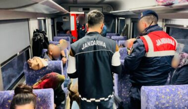 Jandarma ekipleri Yerköy’de Doğu Ekspresi’nde kimlik kontrolü yaptı