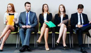 Bir mülakata hazırlanmak, iş başvuru sürecinin en önemli aşamalarından biridir.