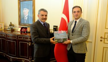 Vali Özkan’a, Yerköy İnandık Barajı’nın maketi hediye edildi