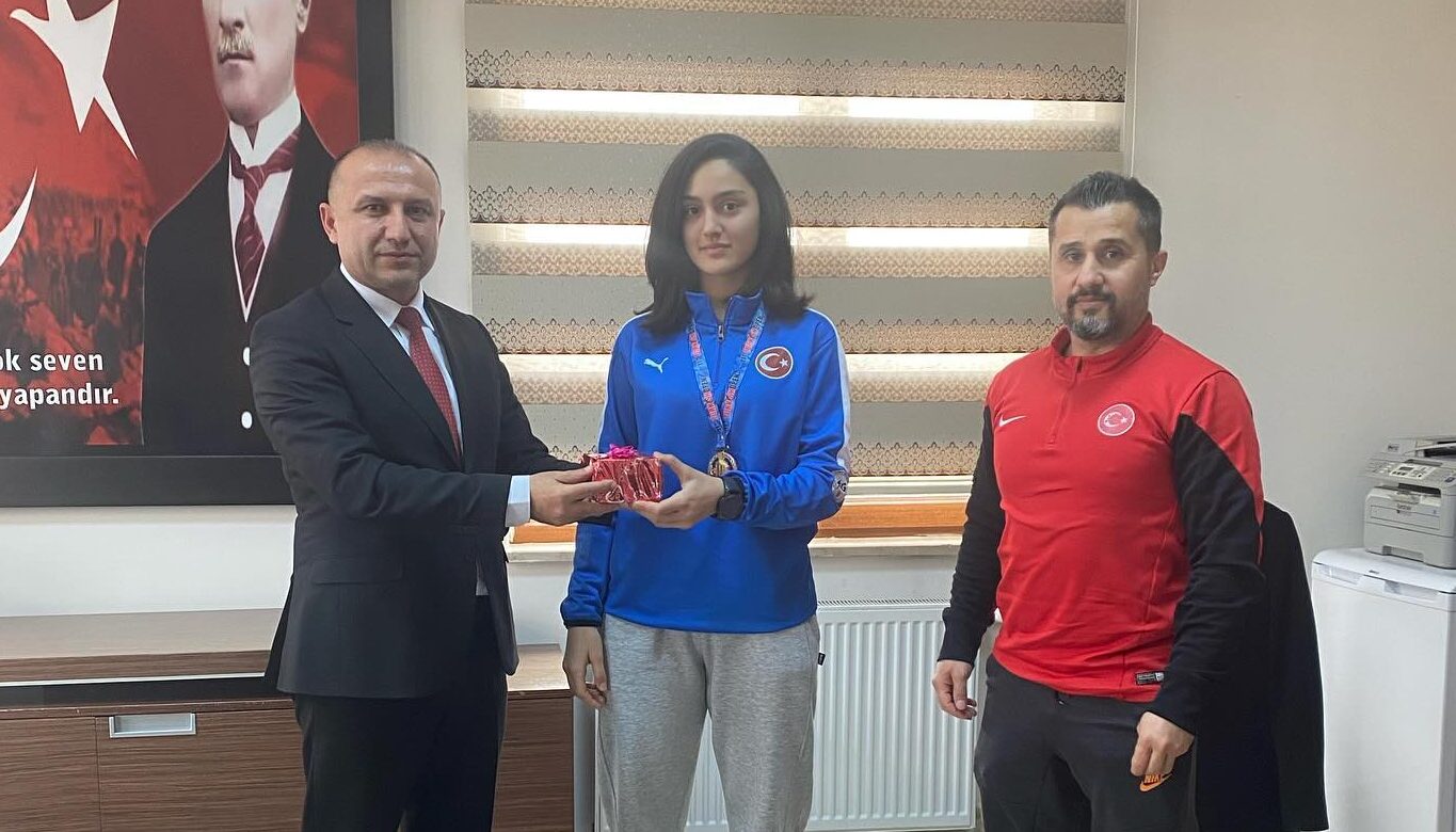 Yerköy Mehmet Akif Ersoy Ortaokulu öğrencisi Buğlem Doğan, Antalya’da düzenlenen