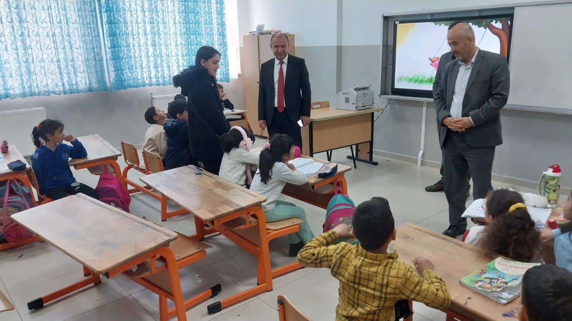 Eğitimle ilgili sorunları yerinde görmek, öğretmen ve öğrencilerle bir araya