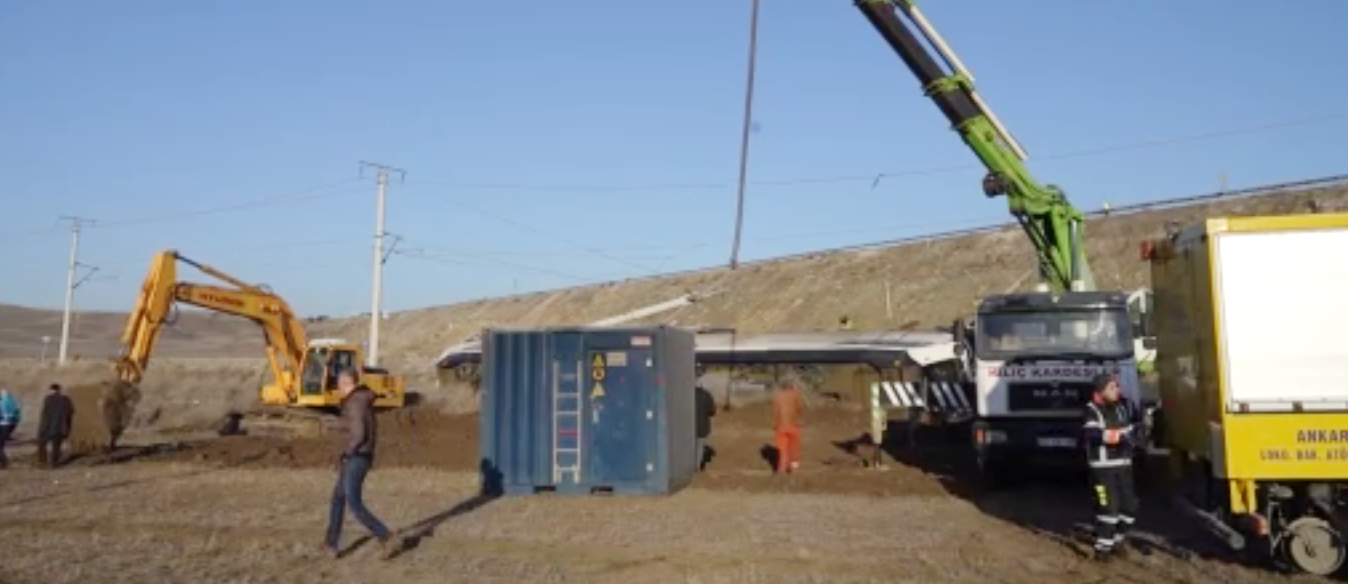 Kırıkkale’de Ankara-Kırıkkale demiryolunda bulunan bir istinat duvarının yıkılması sonucu raylara