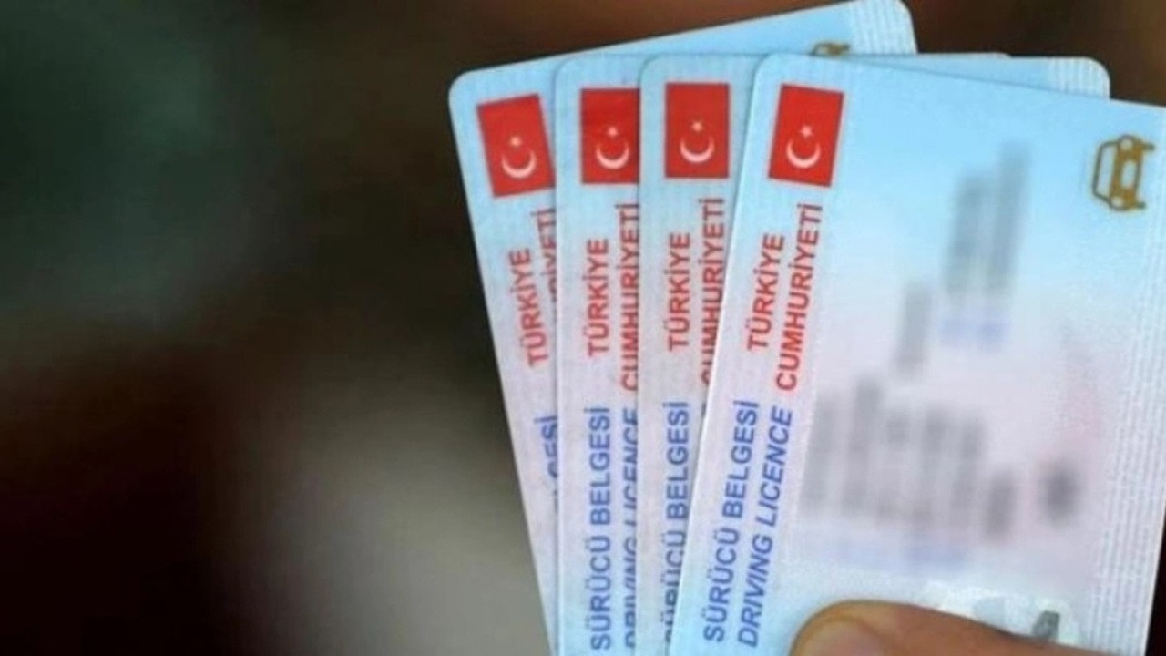 İçişleri Bakanı Ali Yerlikaya, eski tip sürücü belgelerinin yenilenmesi için
