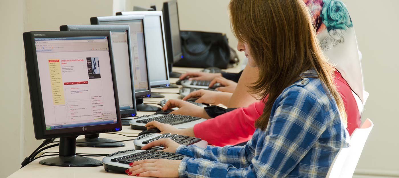 Yerköy Halk Eğitimi Merkezi Müdürü Zafer Tan, bilgisayar kullanımı ve