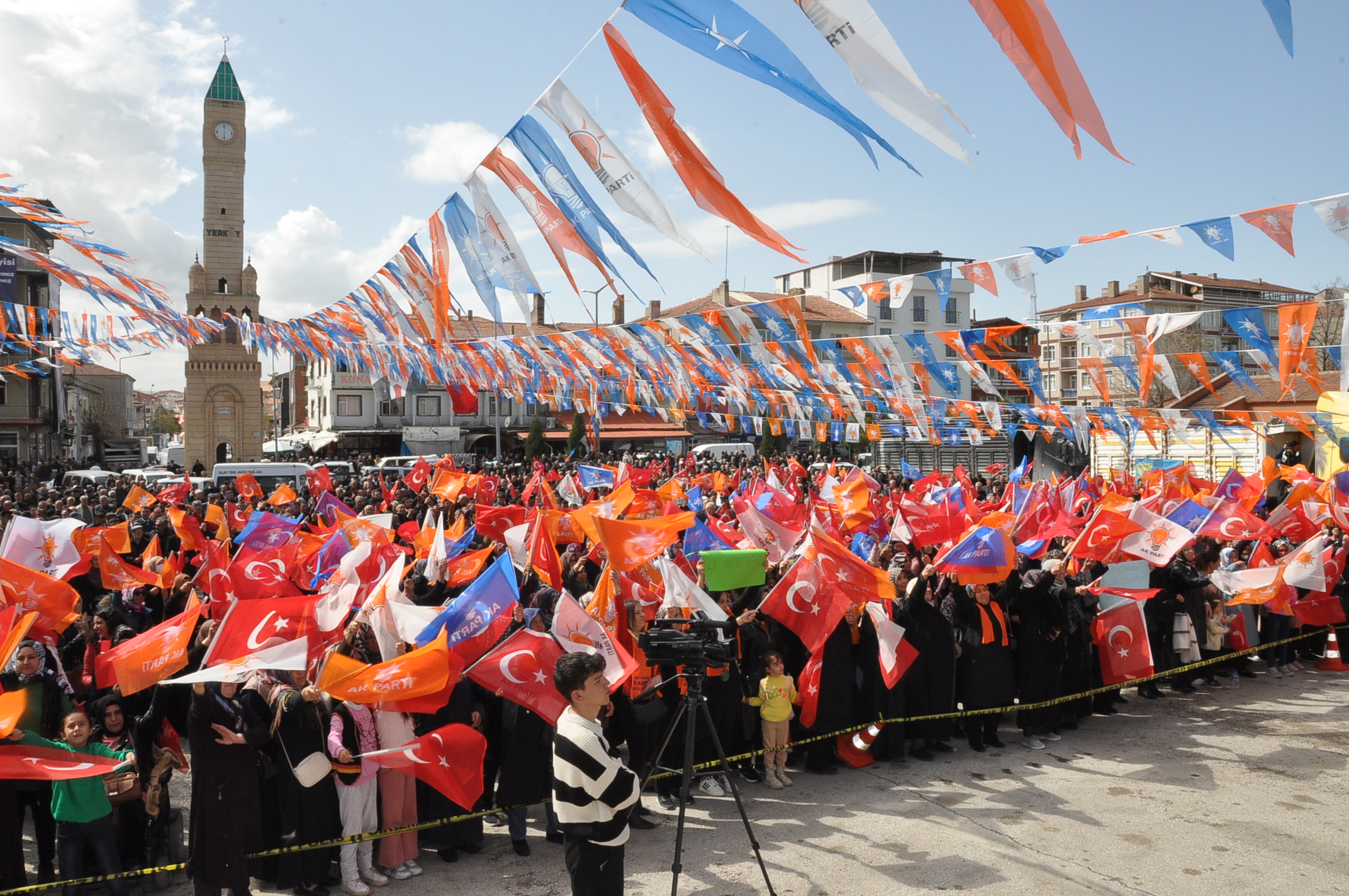 İstasyon meydanında gerçekleşen mitingde konuşma yapan AK Parti Yerköy Belediye