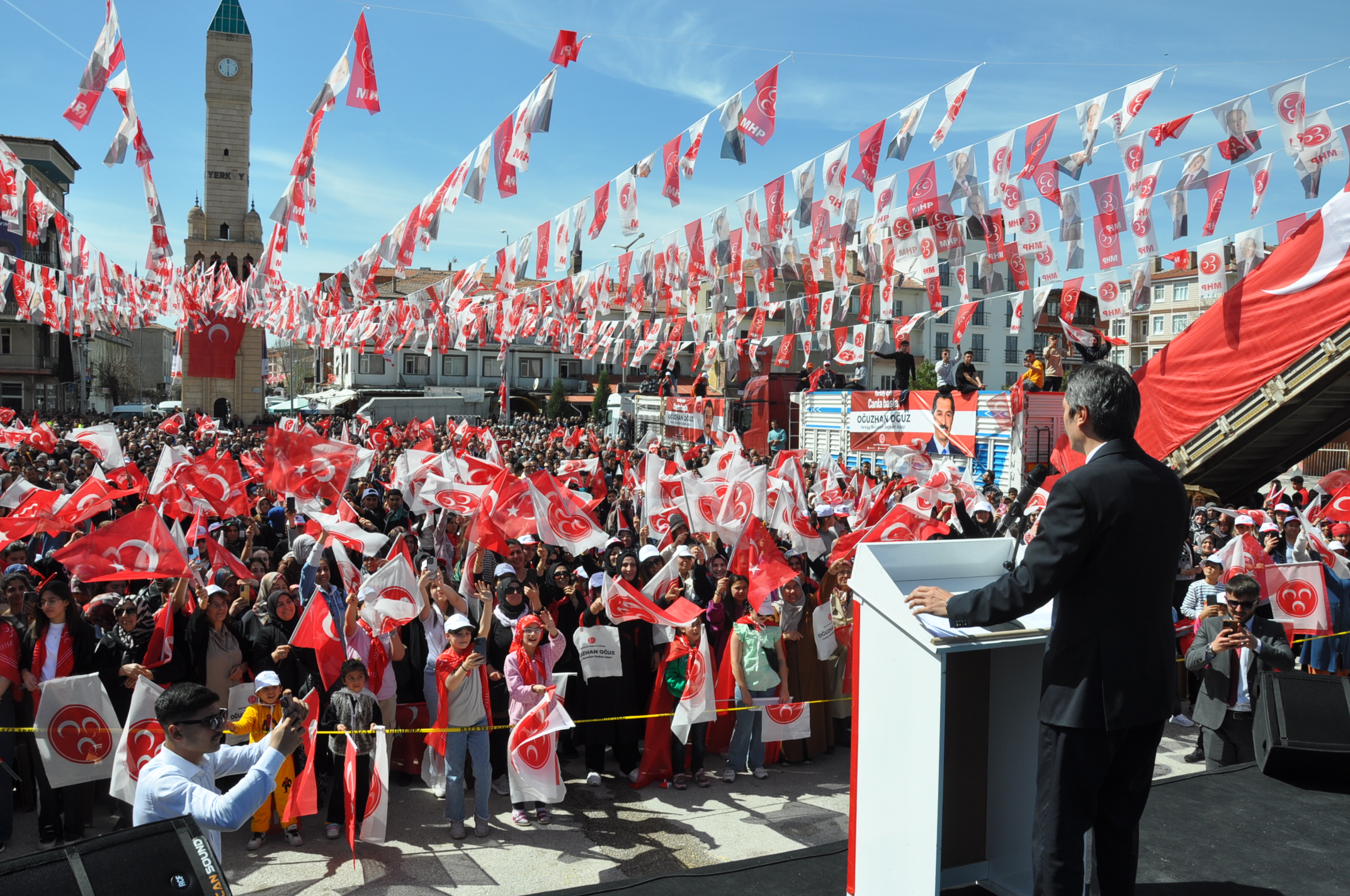Milliyetçi Hareket Partisi (MHP) Yerköy ilçemizde miting düzenledi. İstasyon meydanında