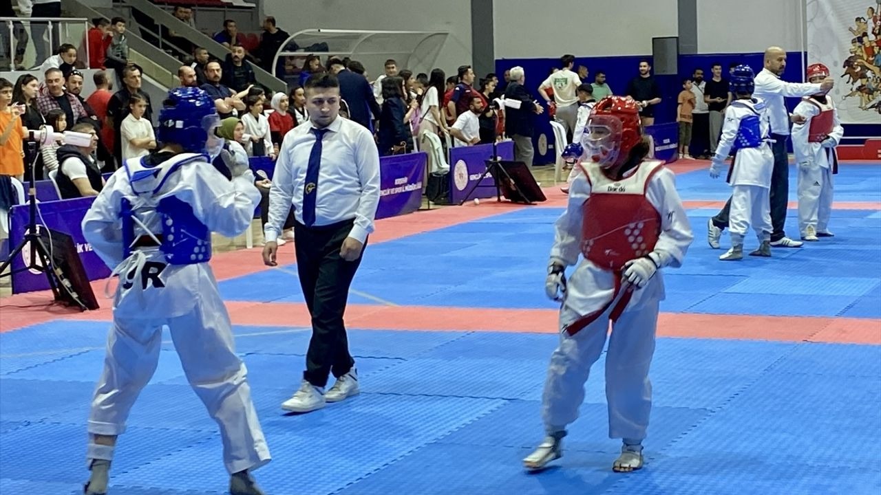 Kırşehir’de düzenlenen M.E.B. Okulsporları Yarıfinal Müsabakalarında Yerköy’den Büyük Başarı. 3-5