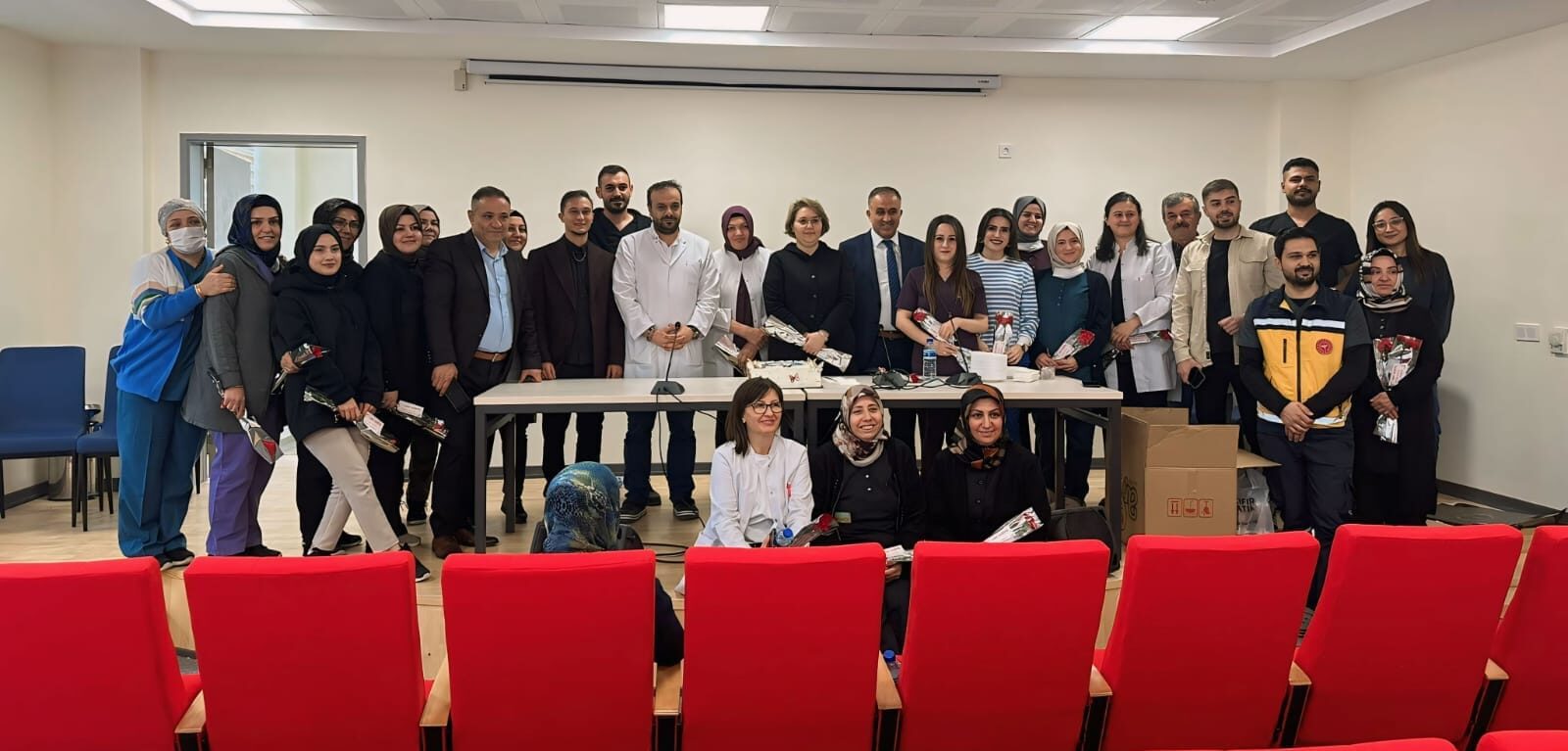 Yerköy Devlet Hastanesi’nde, Hemşireler Günü Kutlandı Yerköy Devlet Hastanesi Başhekimi Uzman Dr. Ali Demir öncülüğünde, 12