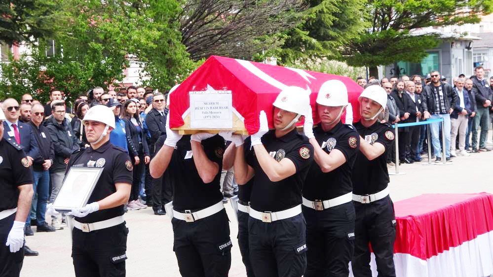 Polis Memuru Baburşah Görev Başında Kalp Krizi Sonucu Hayatını Kaybetti, Memleketine Uğurlandı Yozgat’ta görevi başında kalp krizi geçirerek hayatını kaybeden polis memuru
