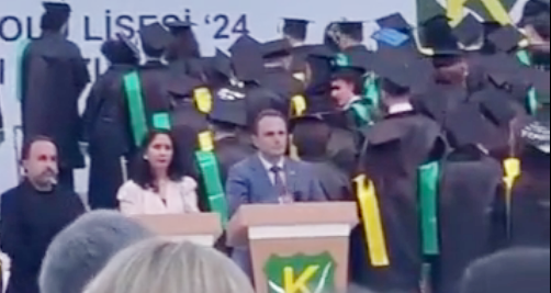 Kadıköy Anadolu Lisesi’nde Mezuniyet Töreninde Protesto: Öğrenciler Müdüre Sırtını Dönerek