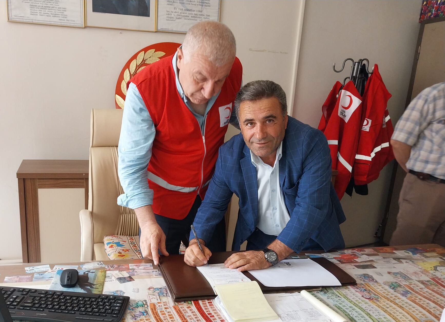 Dernek Başkanı Osman Eren’den, Kızılay’a Kurban Bağışı Kızılay Yerköy Şube Başkanı Yaşar Altındaş, Köy ve Mahalle Derneği