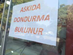  Balıkesir’in Burhaniye ilçesinde sosyal dayanışmanın güzel bir örneği olarak “askıda