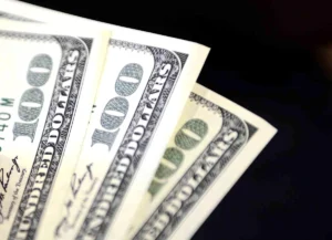 Dolar 32,8330 liradan, euro ise 35,1190 liradan güne başladı. İstanbul