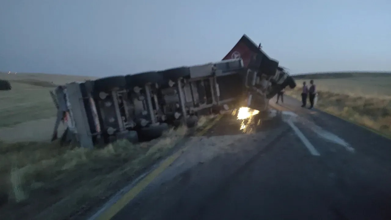 Yozgat’ta akşam saatlerinde meydana gelen kazada, buğday yüklü bir tırın