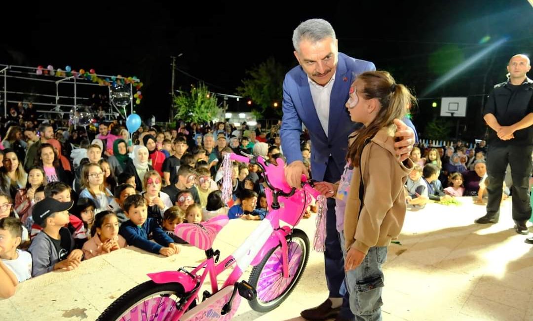 Çayıralan Kaymakamlığı tarafından organize edilen Çocuk Şenliği, renkli etkinliklere ev