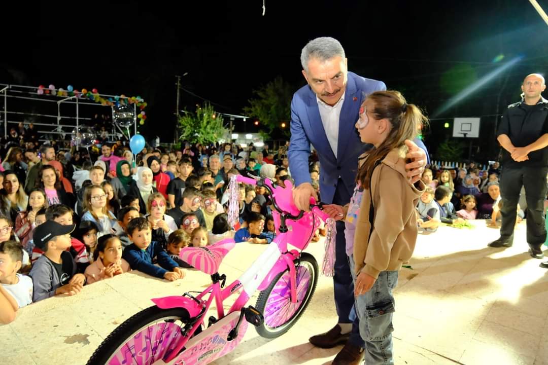 Çayıralan Kaymakamlığı tarafından organize edilen Çocuk Şenliği, renkli etkinliklere ev