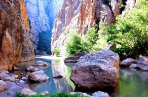 Kazankaya Kasabası, Yozgat’ın Aydıncık İlçesi’ne bağlıdır ve Çekerek-Alaca yolunun 4