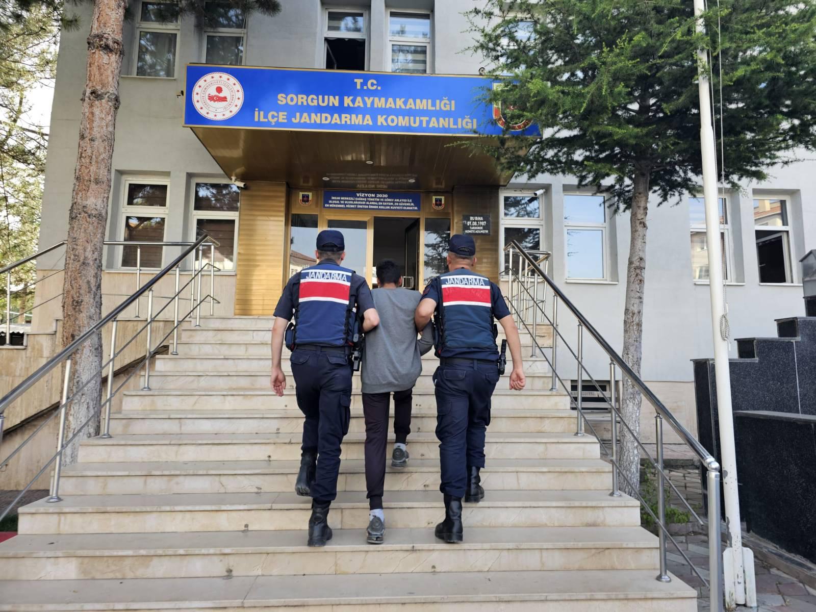 Yozgat İl Jandarma Komutanlığı, Siber Dolandırıcılık Operasyonunda Bir Şüpheli Tutuklandı Yozgat İl Jandarma Komutanlığı tarafından internet üzerinden dolandırıcılığın önlenmesine yönelik