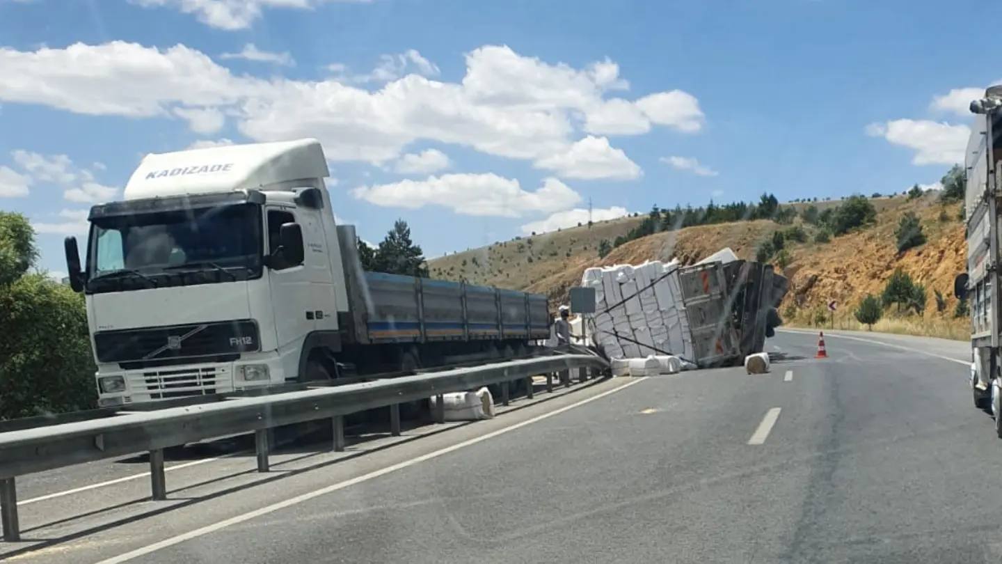 Yozgat’ın Çalatlı Köyü yakınlarında meydana gelen trafik kazasında, bir kamyon