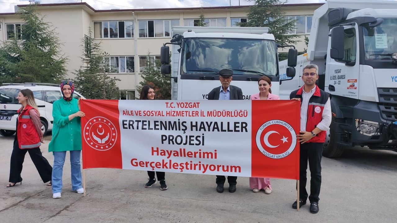 80 Yaşındaki Mustafa Ulusoy’un Çocukluk Hayali Gerçekleşti: Tır Kullanma Rüyası