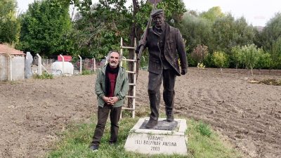 Yozgat'ta Anlamlı Bir Anıt: Aslan Başpınar Babasının Hatırasını Heykelle Ölümsüzleştiriyor.