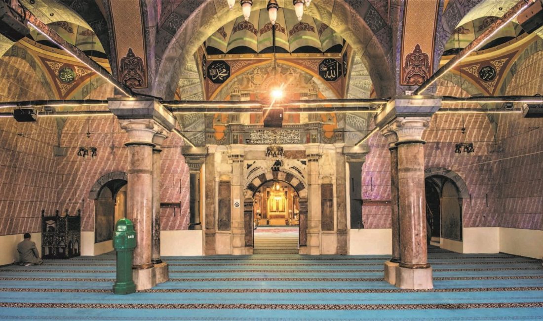 Çapanoğlu Camii’nin Mimari Evrimi ve Türbesi: İçeri ve Dışarı Camii’nin
