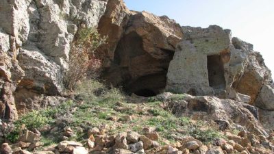 Yozgat il merkezinin 3 kilometre kuzeydoğusunda, Kirazlı Göleti'nin kuzeyinde bulunan