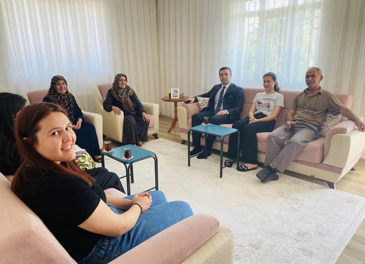 Çiçekdağı Kaymakamı Burak Dilaver Yampal, İlçe Halkıyla Yakından İlgileniyor: Hane