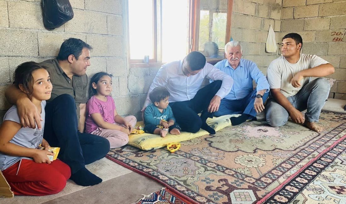 Çiçekdağı Kaymakamı ve Kırşehir Vali Yardımcısı, Köseli Beldesi'nde hasat yapan