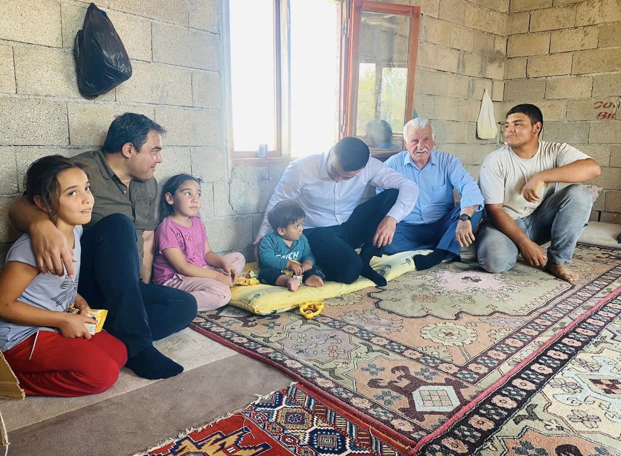 Çiçekdağı Kaymakamı ve Kırşehir Vali Yardımcısı, Köseli Beldesi'nde hasat yapan