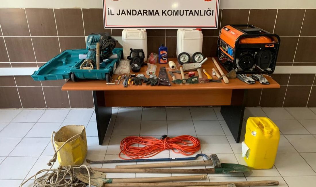 Kaçak kazı operasyonu, 3 şahıs suçüstü yakalandı Sarıkaya’da kaçak kazı faaliyetlerine büyük darbe: 3 kişi suçüstü yakalandı,