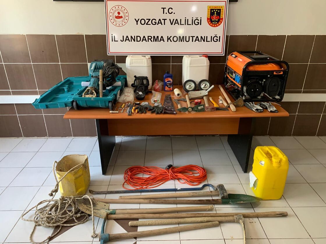 Sarıkaya’da kaçak kazı faaliyetlerine büyük darbe: 3 kişi suçüstü yakalandı,