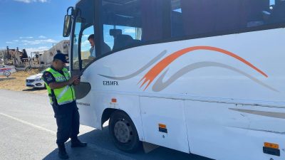 Sorgun’da jandarma trafik timinden yolcu taşımacılığı yapan araçlara kapsamlı denetim: