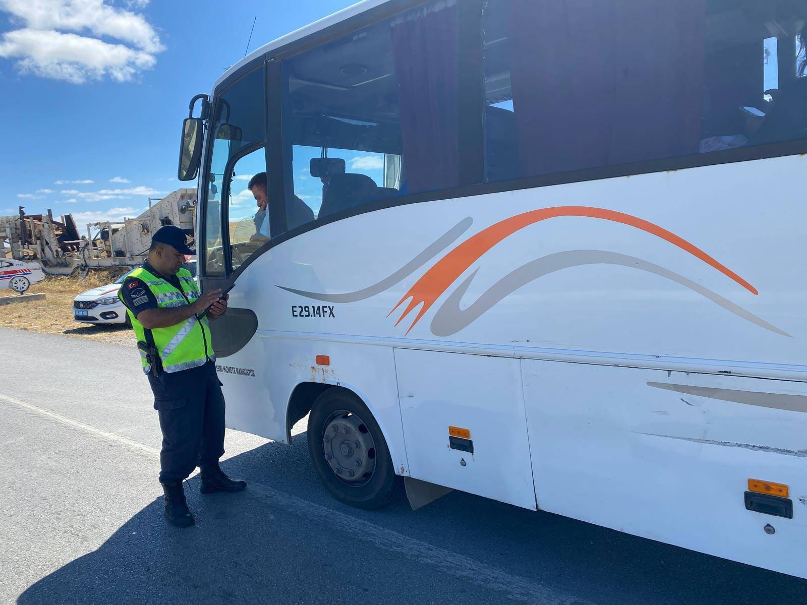 Sorgun’da jandarma trafik timinden yolcu taşımacılığı yapan araçlara kapsamlı denetim: