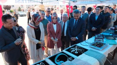 Yozgat ADEM Kursiyerlerinin El Emeği Ürünleri Cumhuriyet Meydanı’nda ziyaretçilerle buluşuyor.